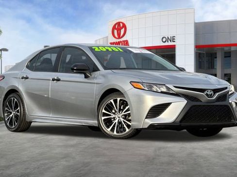 Certified 2020 Toyota Camry SE image 2