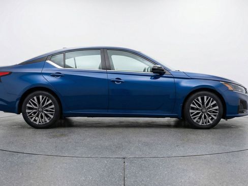 Used 2025 Nissan Altima 2.5 SV FWD image 11