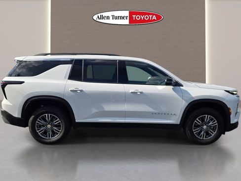 Used 2026 Chevrolet Traverse LT FWD image 6