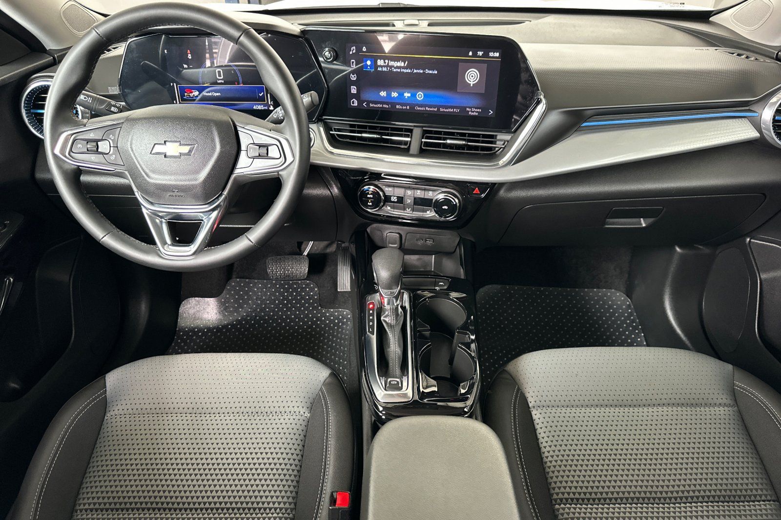 Used 2026 Chevrolet Trax LT w/ LT Convenience Package FWD image 16