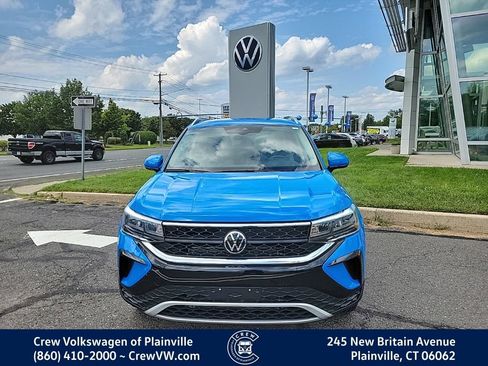 Used 2024 Volkswagen Taos SE AWD/4WD image 2