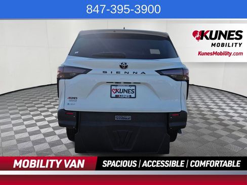 Used 2026 Toyota Sienna LE FWD image 6