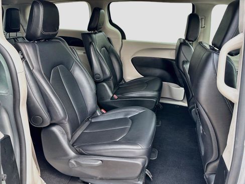 Used 2024 Chrysler Pacifica Limited FWD image 28