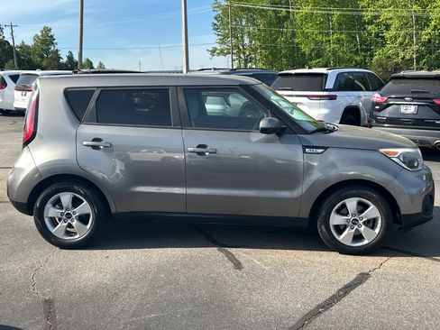 Used 2017 Kia Soul FWD image 2