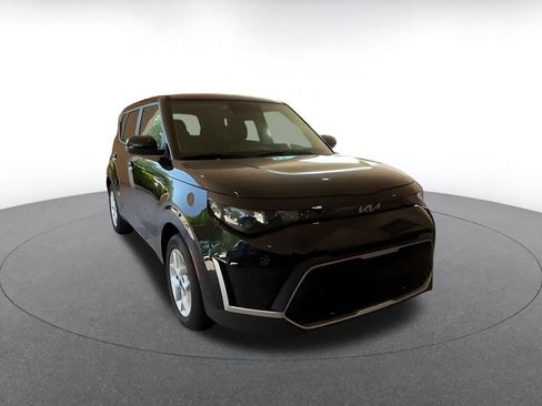 Used 2025 Kia Soul LX w/ LX Technology Package FWD image 3