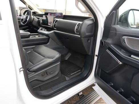 Used 2025 Ford Expedition Max Platinum w/ Driver's Package image 32