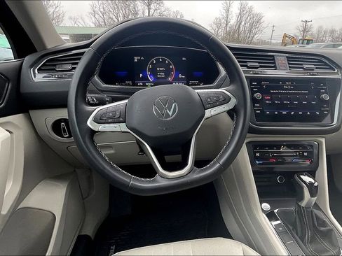 Used 2023 Volkswagen Tiguan SE w/ Panoramic Sunroof Package AWD/4WD image 5