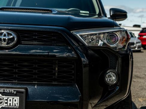 Used 2018 Toyota 4Runner SR5 AWD/4WD image 9