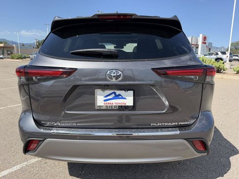 Used 2024 Toyota Highlander Platinum AWD/4WD image 4