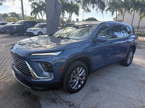 Used 2025 Buick Enclave Preferred image 3