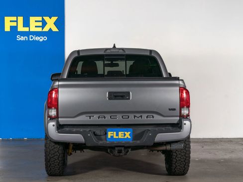 Used 2017 Toyota Tacoma TRD Off-Road w/ Premium & Technology Package image 4