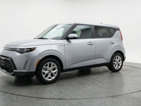 Used 2025 Kia Soul LX w/ LX Technology Package FWD image 3