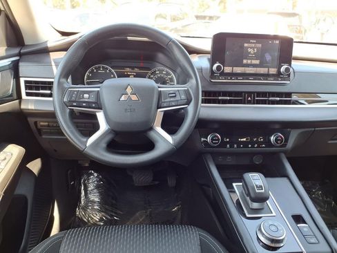 Used 2024 Mitsubishi Outlander ES FWD image 11