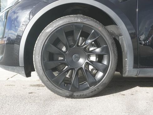 Used 2023 Tesla Model Y Long Range image 31