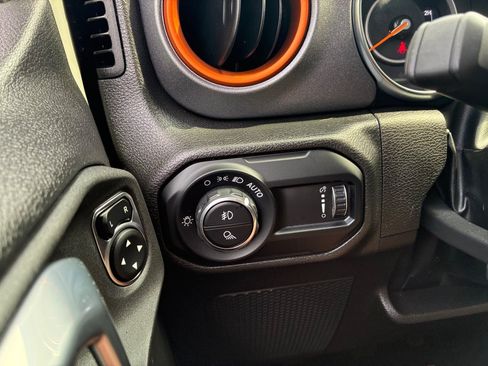 Used 2023 Jeep Gladiator Mojave AWD/4WD image 38