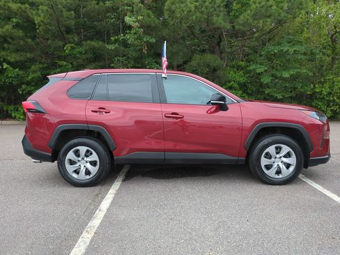 Used 2022 Toyota RAV4 LE FWD image 3