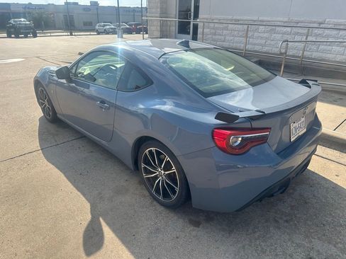 Used 2018 Toyota 86 RWD image 8