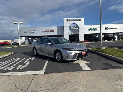 Used 2025 Toyota Camry LE image 1