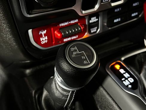 Used 2025 Jeep Wrangler Unlimited Rubicon AWD/4WD image 19