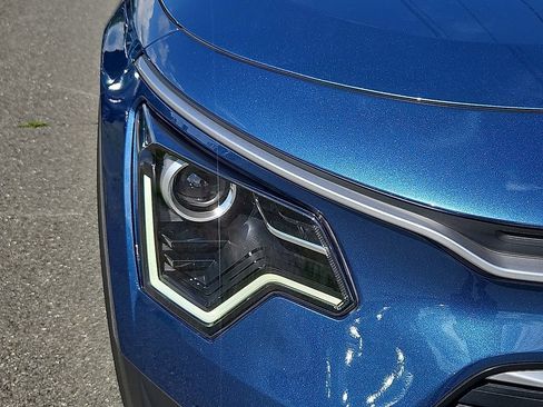Certified 2025 Kia Niro EX w/ EX Cold Weather Package FWD image 8