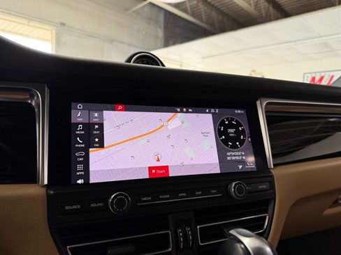Used 2020 Porsche Macan AWD/4WD image 25