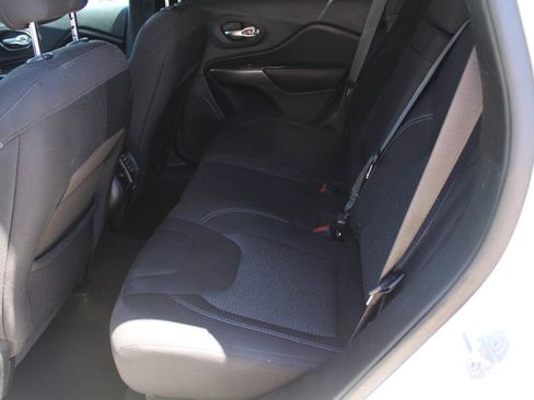 Used 2019 Jeep Cherokee Latitude w/ Popular Appearance Group AWD/4WD image 9