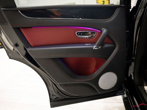 Used 2018 Bentley Bentayga image 57