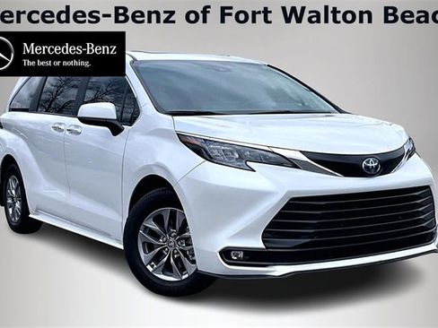 Used 2025 Toyota Sienna XLE image 1