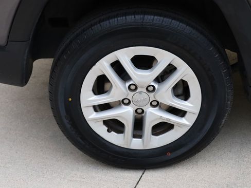 Used 2018 Jeep Compass Sport image 32