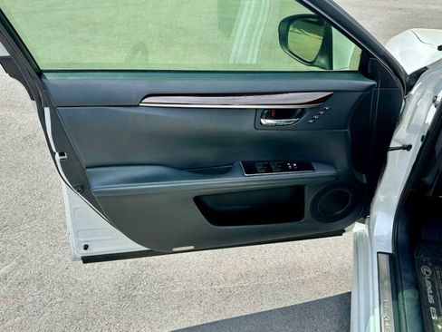 Used 2016 Lexus ES 300h w/ Navigation System Package image 10