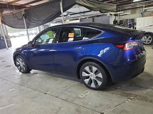 Used 2023 Tesla Model Y Long Range AWD/4WD image 2