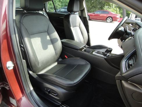 Used 2018 Buick Regal Essence w/ Driver Confidence Package #1 FWD image 16