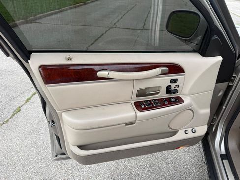 Used 2003 Lincoln Town Car Signature RWD image 16
