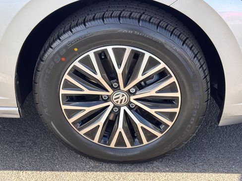 Used 2021 Volkswagen Jetta SE w/ SE Cold Weather Package FWD image 11