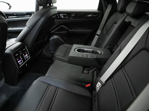 Certified 2023 Porsche Cayenne Platinum Edition AWD/4WD image 35