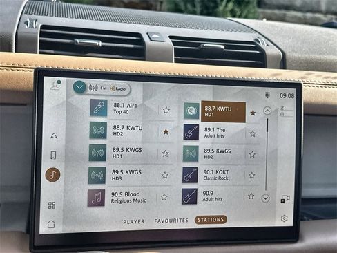 Used 2025 Land Rover Defender 130 S image 23