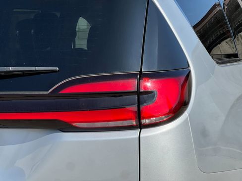 Used 2023 Chrysler Pacifica Limited image 29