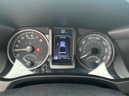 Used 2020 Toyota Tacoma TRD Off-Road w/ Technology Package AWD/4WD image 17