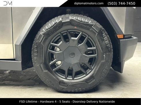 Used 2024 Tesla Cybertruck AWD Crew Cab image 35