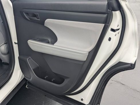 Used 2024 Toyota Highlander LE image 16