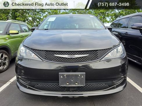 Used 2022 Chrysler Voyager LX FWD image 2