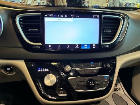 Used 2024 Chrysler Pacifica Touring-L FWD image 19