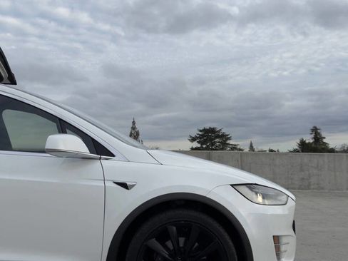 Used 2017 Tesla Model X 90D image 16