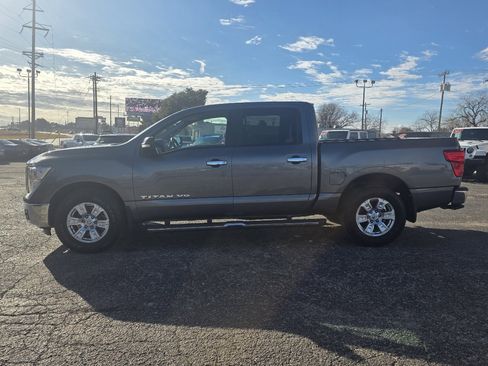 Used 2018 Nissan Titan SV image 4
