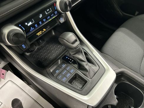 Used 2021 Toyota RAV4 LE AWD/4WD image 17
