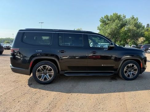 Used 2022 Jeep Wagoneer Series III AWD/4WD image 6