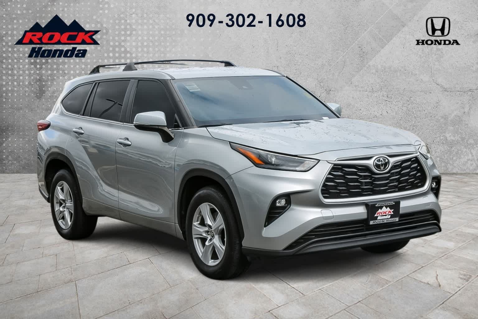 Used 2024 Toyota Highlander LE FWD image 3