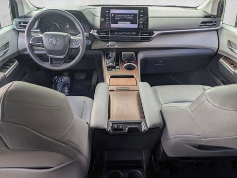 Used 2024 Toyota Sienna XLE image 15
