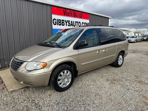 Used 2006 Chrysler Town & Country Touring image 1