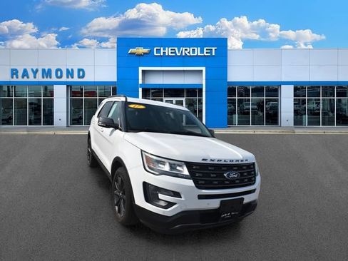 Used 2017 Ford Explorer XLT w/ Equipment Group 202A AWD/4WD image 9